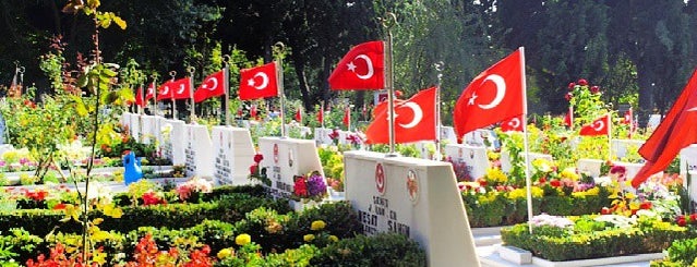 Edirnekapı Şehitliği is one of สถานที่ที่ Güçlü ถูกใจ.