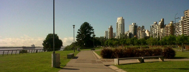 Parque de las Colectividades is one of Rosario paseos.