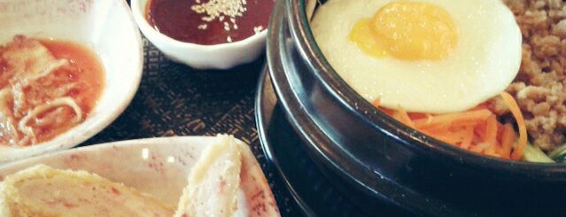 Mujigae Bibimbab & Casual Korean Food is one of Lugares favoritos de Dee.