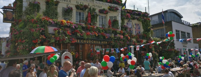 Kensington Church Street is one of Lugares guardados de Evelyn.