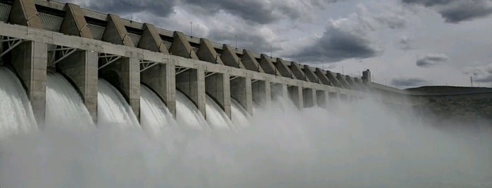 Chief Joseph Dam is one of สถานที่ที่ Mete ถูกใจ.