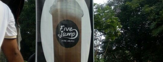 Five Jump Coffee is one of ꌅꁲꉣꂑꌚꁴꁲ꒒'ın Beğendiği Mekanlar.