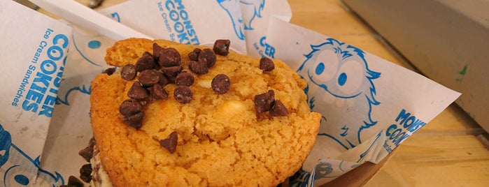 Monster Cookies is one of Postres.