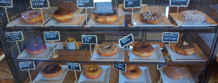 Donut Villa is one of Bakeries.