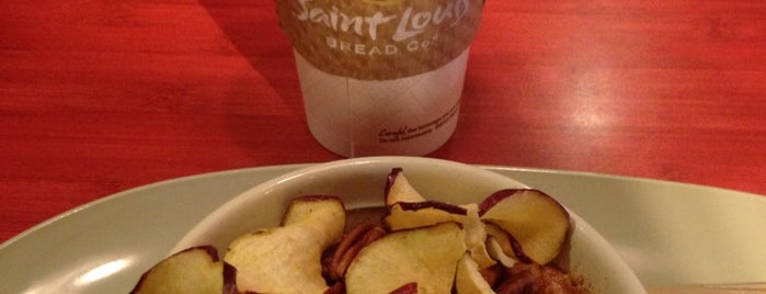 St. Louis Bread Company is one of Lugares favoritos de Christina.