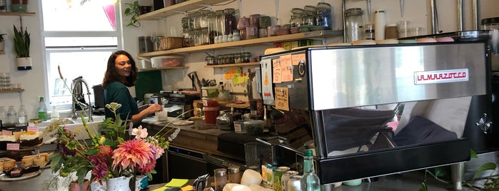 Albatross Cafe is one of Lugares favoritos de Elizabeth.