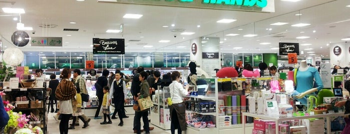 Tokyu Hands is one of Vallyri’s Liked Places.