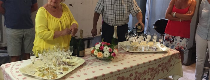 champagne domi moreau is one of Lugares favoritos de NikNak.