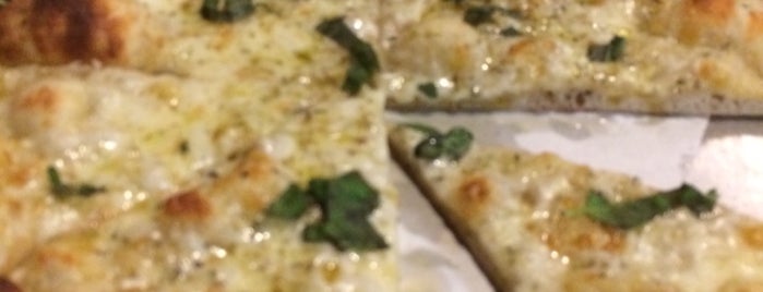 Naples Pizza is one of Locais curtidos por Jessica.