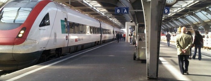 Gleis 8/9 is one of Zürich Hauptbahnhof.