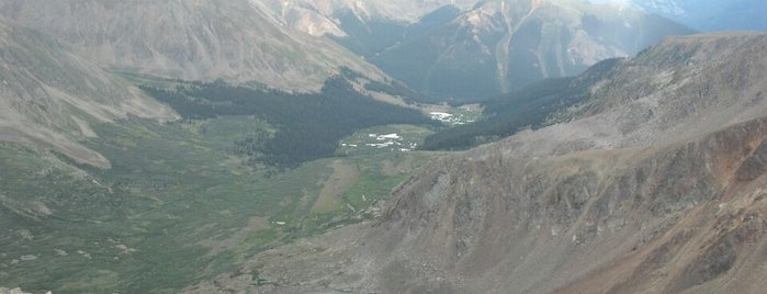 Summit of Grizzly Peak is one of สถานที่ที่ Zach ถูกใจ.