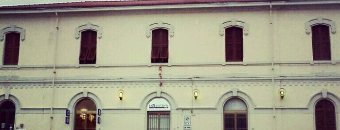 Stazione S.Miniato Fucecchio is one of สถานที่ที่ Troy ถูกใจ.