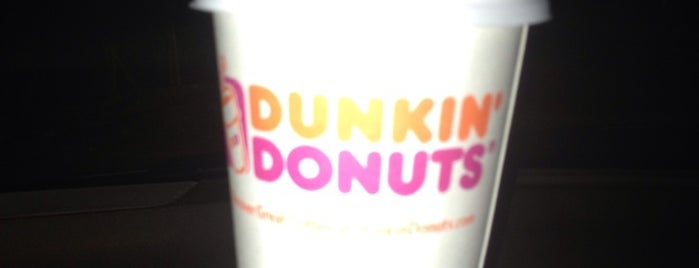 Dunkin' Donuts is one of Lieux qui ont plu à Almonther.
