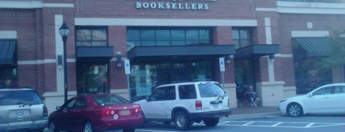 Barnes & Noble is one of Tempat yang Disukai Ayan.