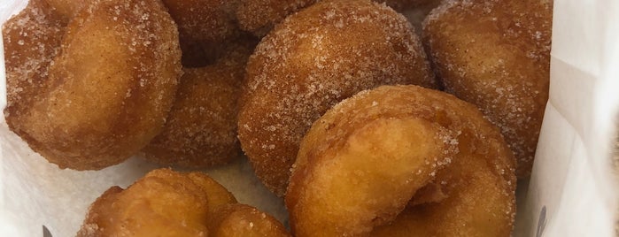 Meaney's Mini Donuts is one of Lieux qui ont plu à IS.