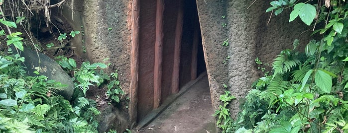 Địa Đạo Vịnh Mốc (Vinh Moc Tunnels) is one of Honeymoon.