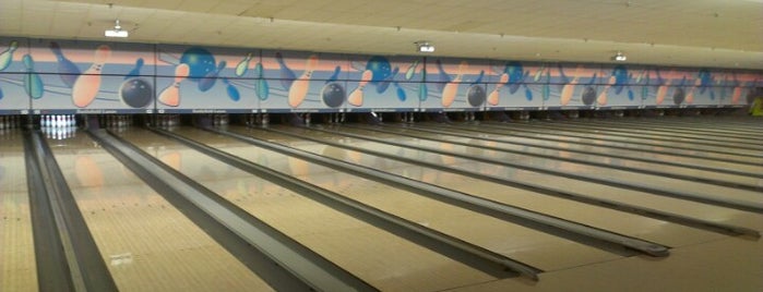 Battlefield Lanes is one of สถานที่ที่ Laura ถูกใจ.