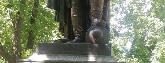 John Glover Statue is one of สถานที่ที่ Carlin ถูกใจ.