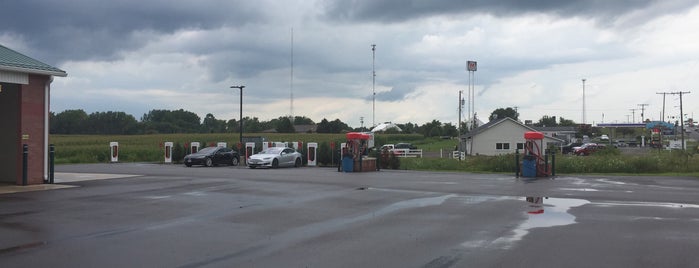 Tesla Supercharger is one of สถานที่ที่ Mark ถูกใจ.