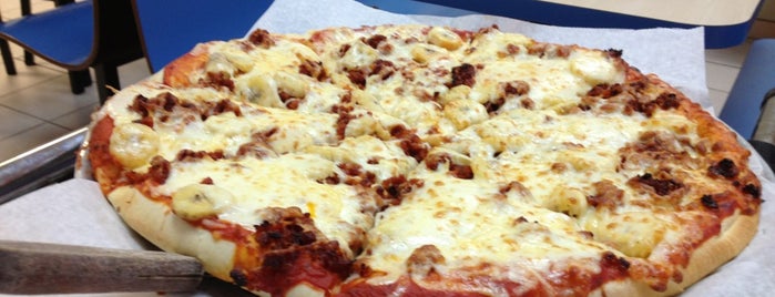 Rey's Pizza is one of Locais curtidos por Seth.