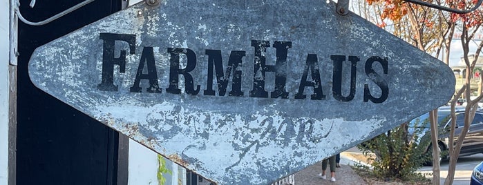 Farmhaus Antiques Fredericksburg is one of Lorcánさんのお気に入りスポット.