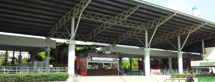 Upten Foodcourt is one of Lugares favoritos de Dinos.