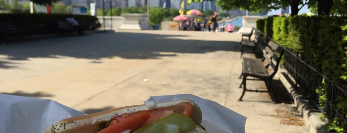 Kim & Carlo's Chicago Style Hot Dogs is one of Arthur's fun Places to Travel to!.