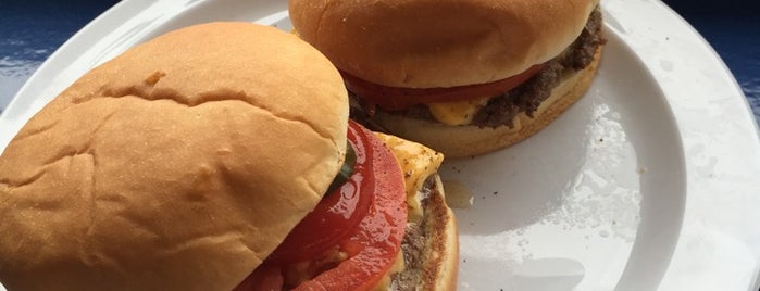 Charlie's Hamburgers is one of Lugares favoritos de Trish.