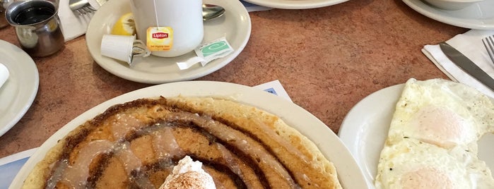 Astronomical Pancake & Waffle House is one of Posti che sono piaciuti a Reony.