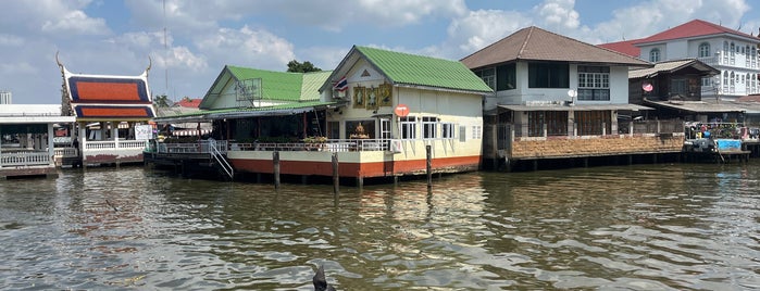 ท่าเรือเทเวศร์ (Thewes Pier) N15 is one of Chao Phraya Express Boat.