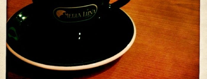 Media Luna Café is one of Tempat yang Disukai Mario.