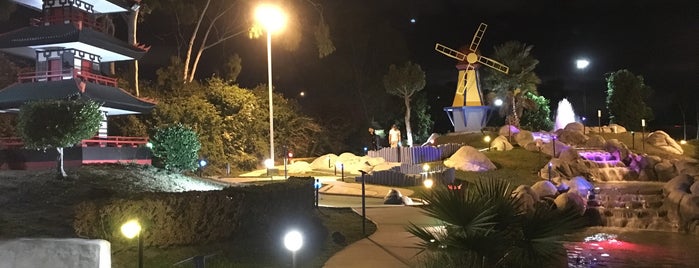 Mini Golf @Boomers is one of Lugares favoritos de Flora.