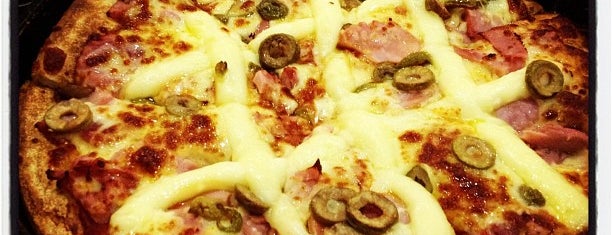 Pizza Hut is one of Tiagoさんのお気に入りスポット.