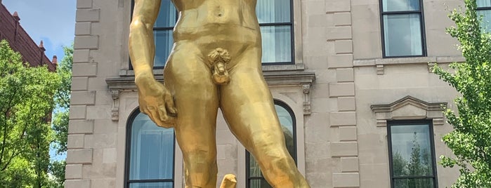 Gold Statue of David is one of Tempat yang Disukai Lizzie.