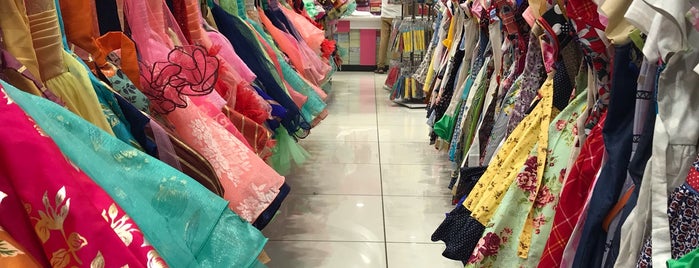 Pothys Super Store is one of Thiruvananthapuram.