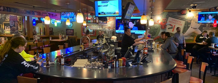 Applebee's Grill + Bar is one of สถานที่ที่ Judi ถูกใจ.