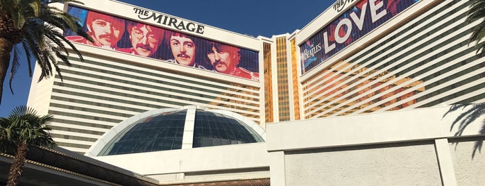 The Mirage Hotel & Casino is one of สถานที่ที่ David ถูกใจ.