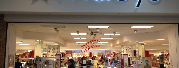 Macy's is one of Robsonさんのお気に入りスポット.