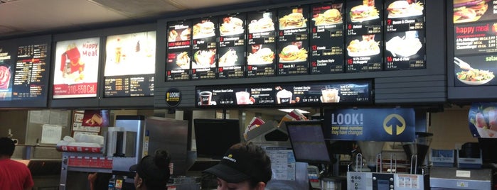 McDonald's is one of Locais curtidos por Sheila.
