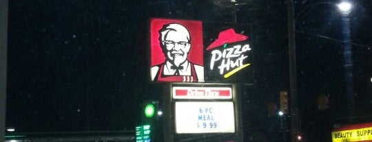 KFC is one of Heatherさんのお気に入りスポット.