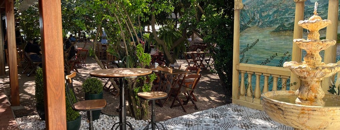 Café Colonial Bella Matina is one of Parques & Mirantes.