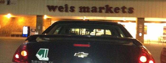 Weis Markets is one of สถานที่ที่ Whitni ถูกใจ.