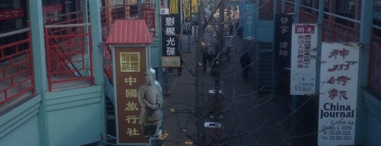 Chinatown Square is one of Lugares guardados de Andrea.