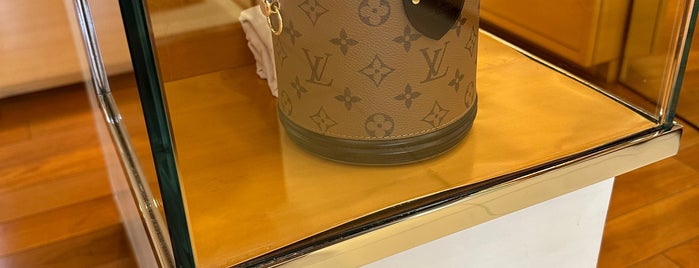 Louis Vuitton is one of Tempat yang Disukai Esteban.