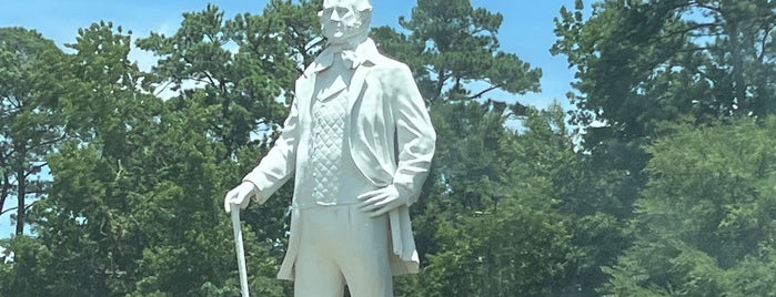 Sam Houston Statue is one of Tempat yang Disukai Rodney.