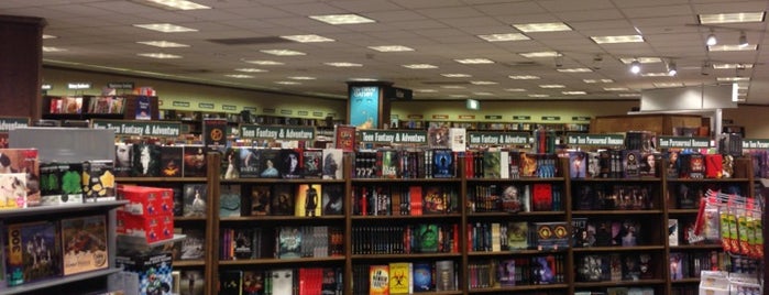 Barnes & Noble is one of สถานที่ที่ Alan ถูกใจ.