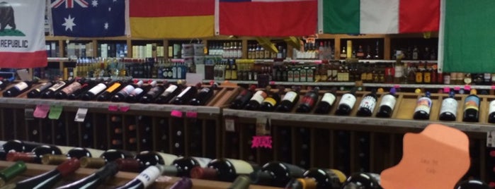 Oak Grove Plaza Package Store is one of Lugares favoritos de Brandi.