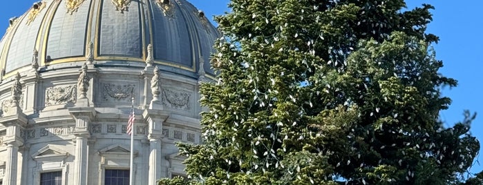 Civic Center Plaza is one of Tempat yang Disukai Cristina.