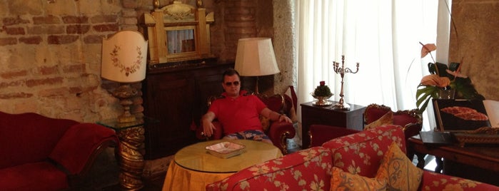 Gabbia D'Oro Hotel Verona is one of สถานที่ที่ Victoria ถูกใจ.