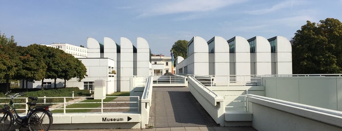 Bauhaus-Archiv is one of Paris/Berlin.